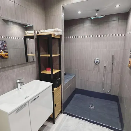 2 Pieces Renove Avec Magnifique Vue Et Parking